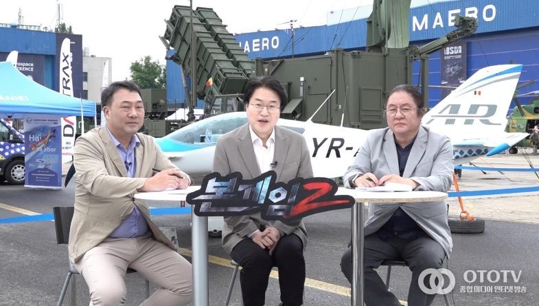 본게임2 ‘BSDA 2024 야외 전시장’에서 현지 녹화 진행. 왼쪽부터 양욱 아산정책연구원, MC 전용준, 원종우 과학과 사람들 대표