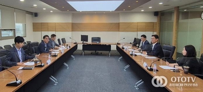 8월26일(월) 한국철강협회 관계자들과 간담회를 하고 있는 손성수 국제관세협력국장(오른쪽 2번째)