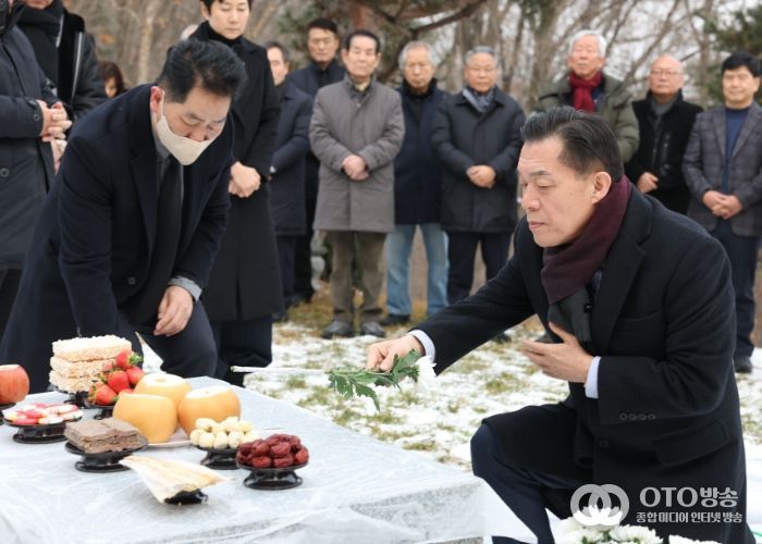 이재준 수원시장이 헌화하고 있다.