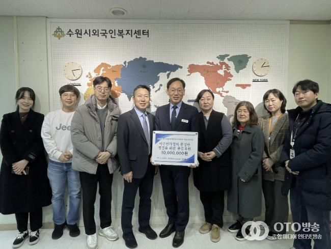 전달식 후 기념촬영을 하고 있다