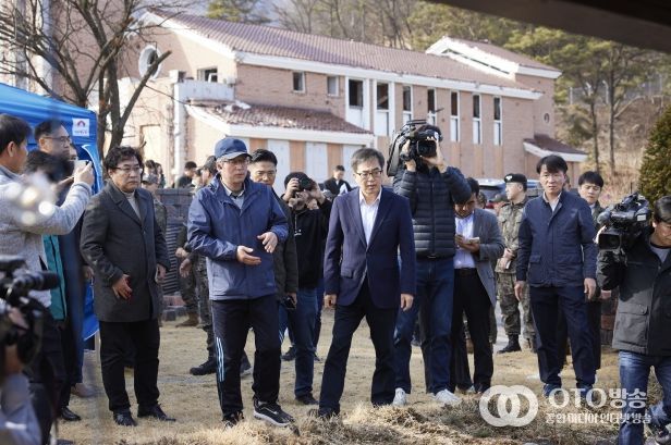 13일 오후 김동연 경기도지사가 포천 노곡리 오폭사고 현장 수습상황 점검을 하고 있다.