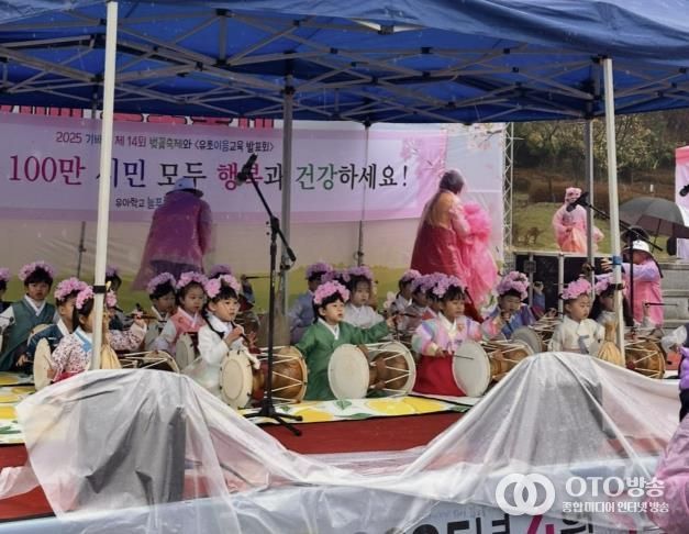 5일 기배역사공원에서 열린 벚꽃축제에서 유치원 어린이들이 장구를 연주하고 있다