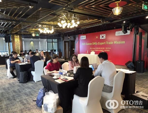 베트남 하노이에 위치한 그랜드 비스타 비즈니스 센터에서 수출판매개척단이 수출 상담을 하고 있다.