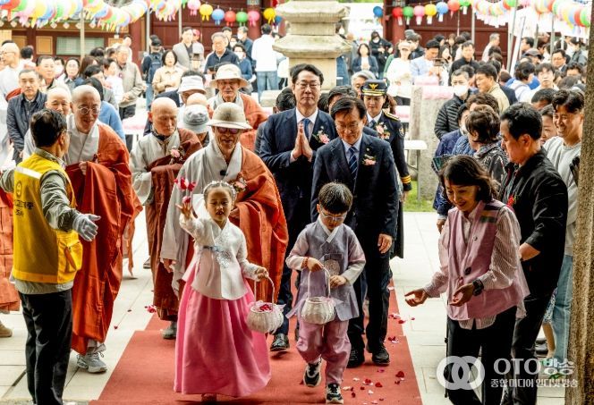 정명근 화성특례시장이 6일 용주사에서 봉축법요식에 참석하고 있다