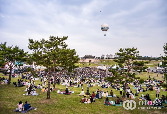 수원지역 만세운동이 있었던 수원화성 연무대를 시민들이 자유롭게 즐기고 있는 모습.
