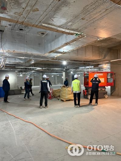 노동안전의 날을 맞아 신축공사장 안전 점검을 하고 있다.