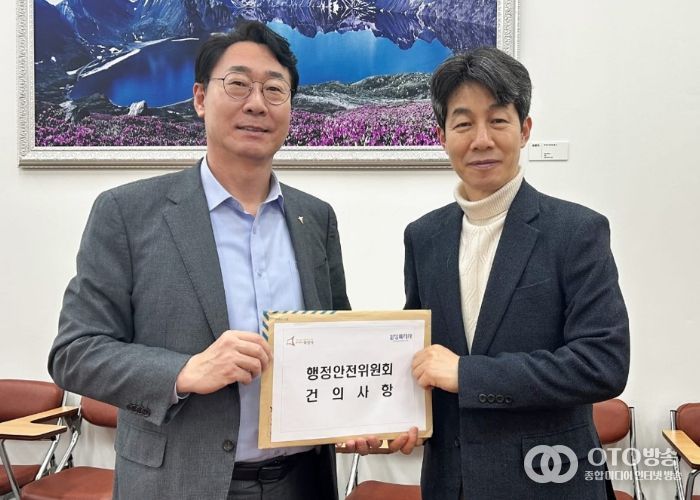 정명근 화성특례시장이 국회 행정안전위원회에 일반구 신설 건의안을 제출하고 있다