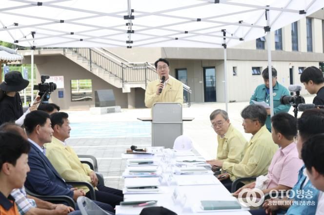 정명근 화성특례시장이 3일 우정읍 고온항에서 진행된 해양사고 대응 '2025년 안전화성훈련'에서 재난안전대책본부 회의를 주재하고 있다