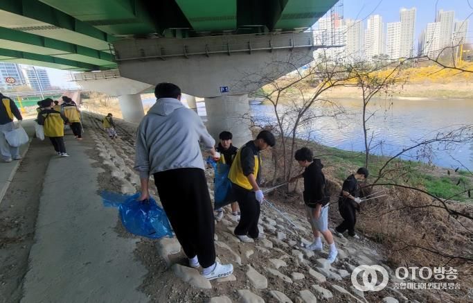 병점역 동문굿모닝힐 입주민들이 황구지천 쓰레기 줍기 행사를 하고 있다