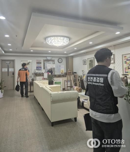 단원보건소에서 민·관 합동으로 정신의료기관에 대한 안전점검을 진행하고 있다.