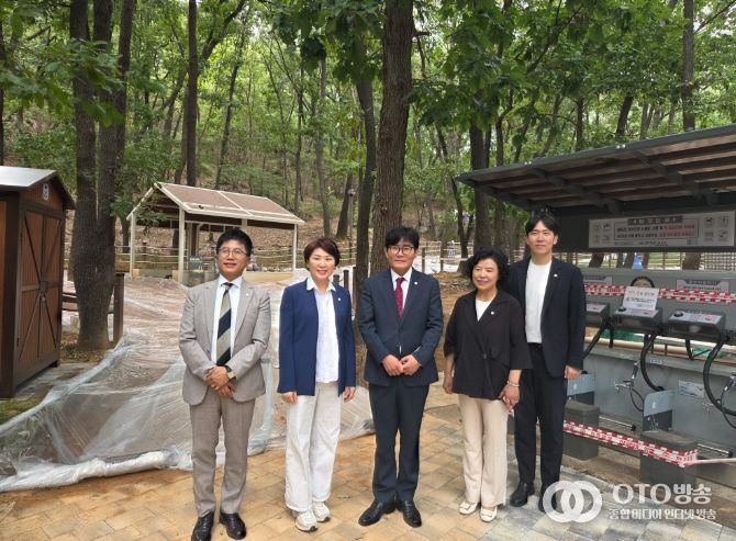 안양시의회 도시건설위원회, 예술공원 맨발산책길 조성 및 벽천광장 정비사업 현장 점검