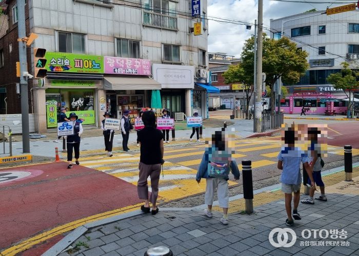 로보캅순찰대와 경찰이 18일 관내 초·중학교 등하굣길 특별 합동 순찰을 진행하고 있다.