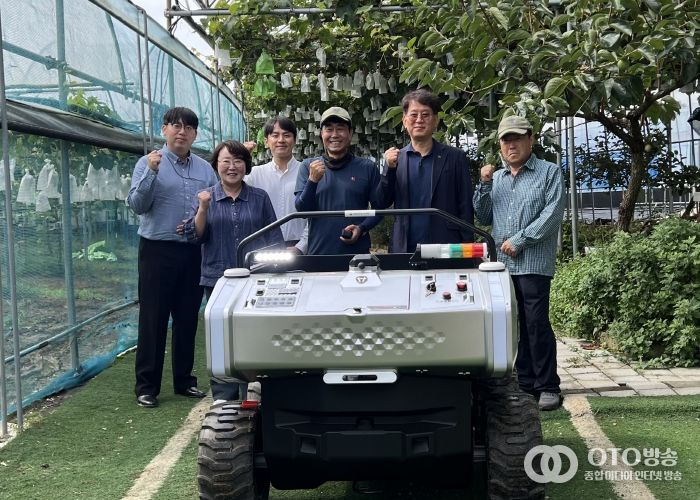 김운학 산업지원본부장(오른쪽 두번째)이 관내 농가에 운반로봇을 보급하고 기념촬영을 하고 있다.