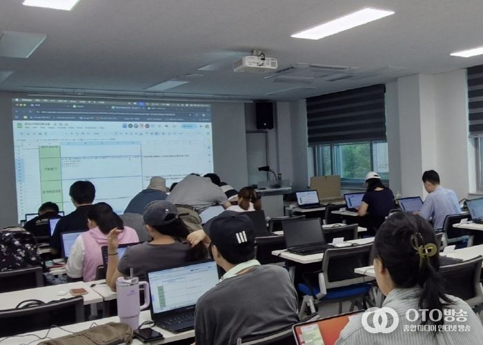 느린학습자 청년 위한 고용지원사업 참여자들이 직무 교육에 참여하고 있다