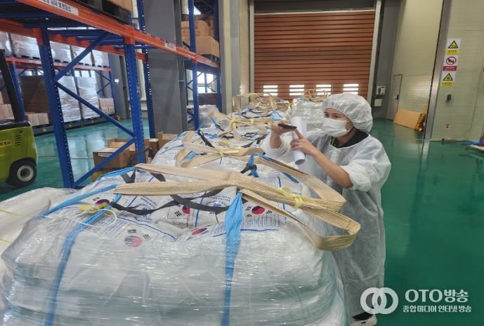 국산 영양강화립을 혼합한 식량원조용 영양강화쌀 선적 검사(2025년 9월)