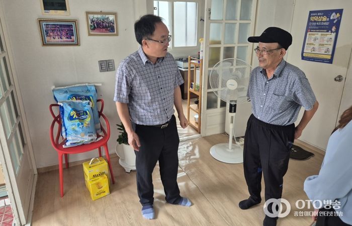 신현동, 추석맞아 경로당 16곳 방문…위문품 전달