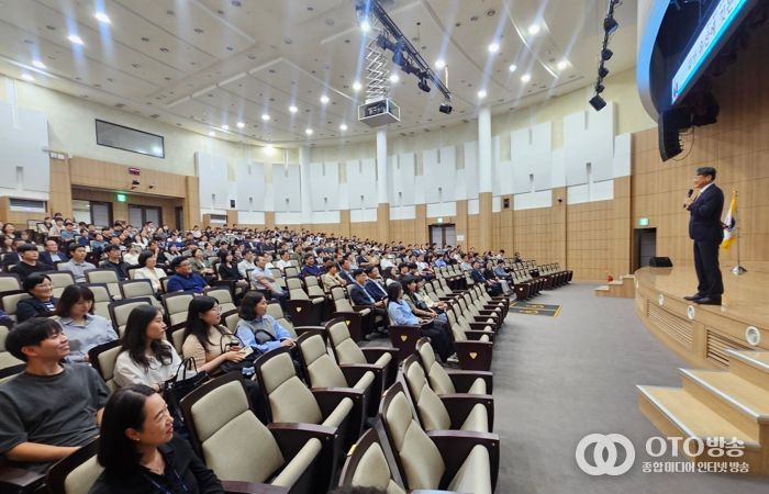 화성특례시가 26일 황원순 국가유산청 기획조정관을 초청해 공직자 대상 특강을 하고 있다