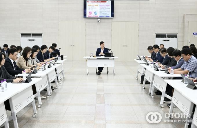 이민근 안산시장이 간부 공무원들과 회의를 진행하고 있다.