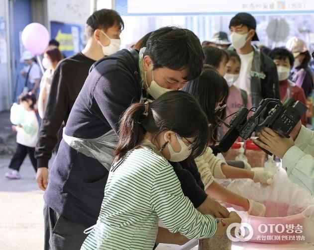 새우젓 담그기 체험 프로그램에 참여 중인 참가자들