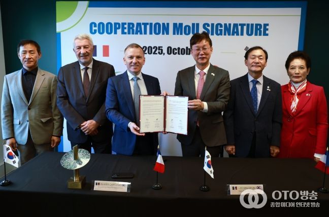 이민근 안산시장(오른쪽 세번째)이 파리 동부행정구역 본부에서 프랑스 파리 동부행정구역과 우호 협력도시 관계 수립 합의서를 체결하고 있다.