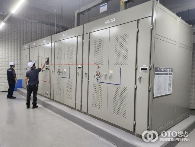 화성특례시 관계자가 화성동탄중앙도서관 전기실을 점검하고 있다