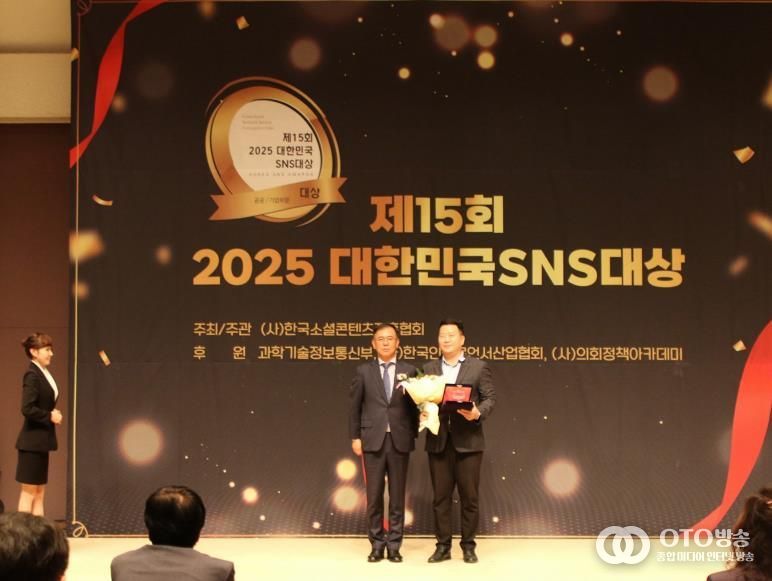 중앙 왼쪽부터 (사)한국소셜콘텐츠진흥협회 김민섭 부회장, 평택시 소통홍보관 김재현 소셜미디어팀장