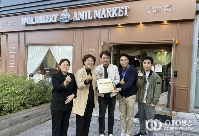 수원시 권선구 금곡동 지역사회보장협의체, ‘사랑나눔가게’ 2개소 현판 전달