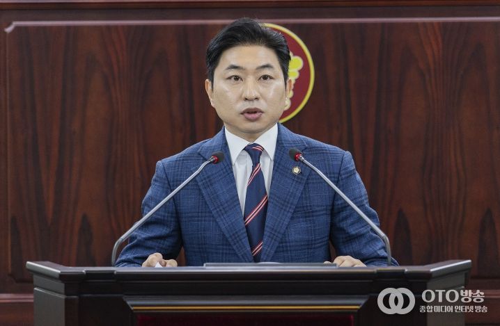 화성특례시의회 김종복 의원이 제245회 임시회 중 제1차 본회의에서 5분 자유발언을 하고 있다.