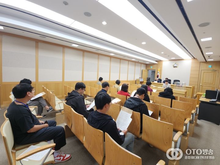 공주시 청년도전지원사업 청년들이 경매 법정에 참관하여 부동산 경매 입찰과정에 대한 설명을 듣고 있다.