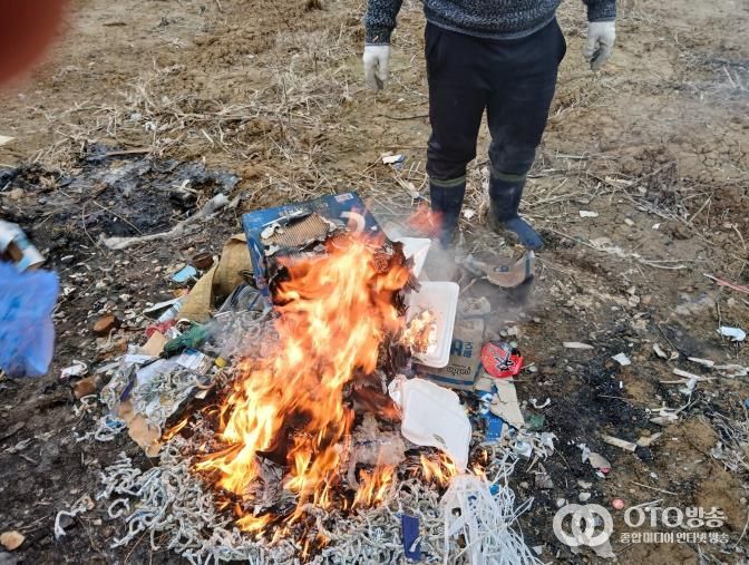 대부도 쓰레기 불법소각 현장 단속 사진.