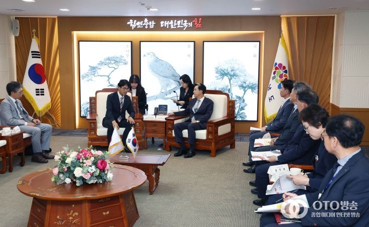 김태흠 충남도지사가 지난달 25일 도청 접견실에서 야마시타 마코토 일본 나라현지사를 만나 대화를 나누고 있다.