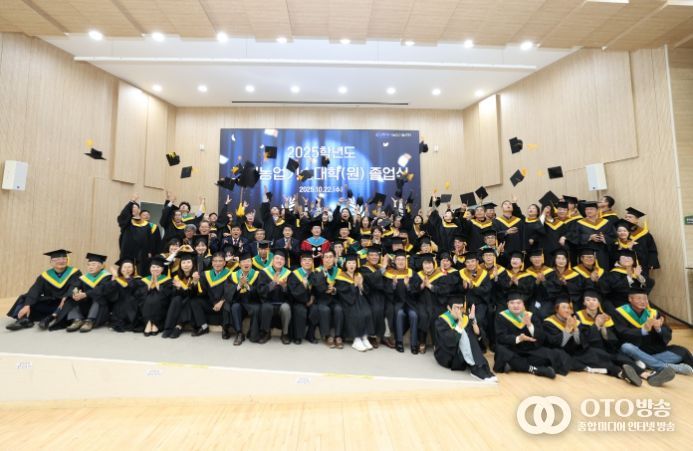 정명근 화성특례시장과 2025년 그린농업기술대학 졸업생들이 22일 함께 기념 촬영을 하고 있다