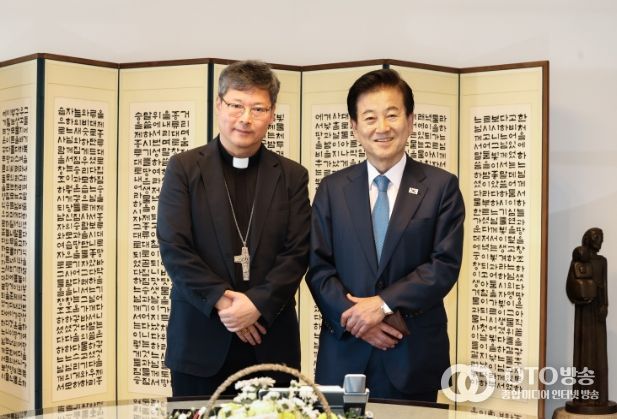 정동영 통일부 장관 서울대교구장 정순택 대주교 예방