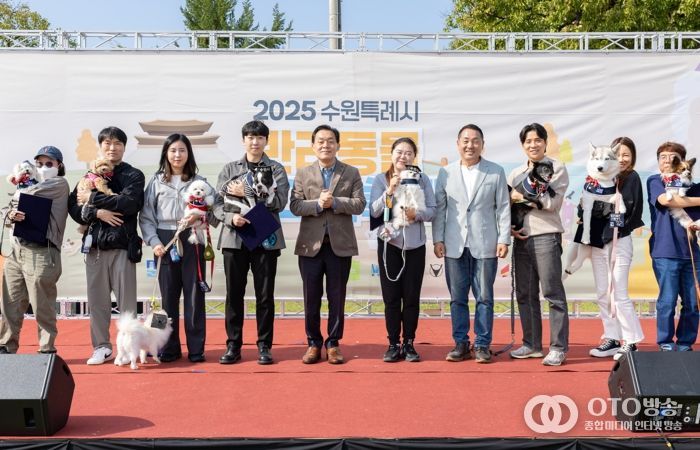 이재준 수원시장(왼쪽 5번째)이 매너견, 반려인들과 함께하고 있다.