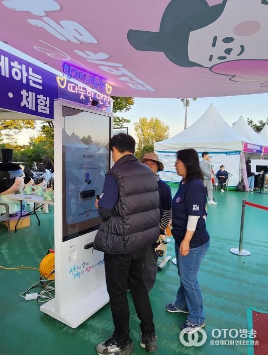 지난 25일 '안산페스타 2025'에 참여한 한 시민이 행사장에서 운영중인 나눔 키오스크를 이용, 기부에 참여하고 있다.