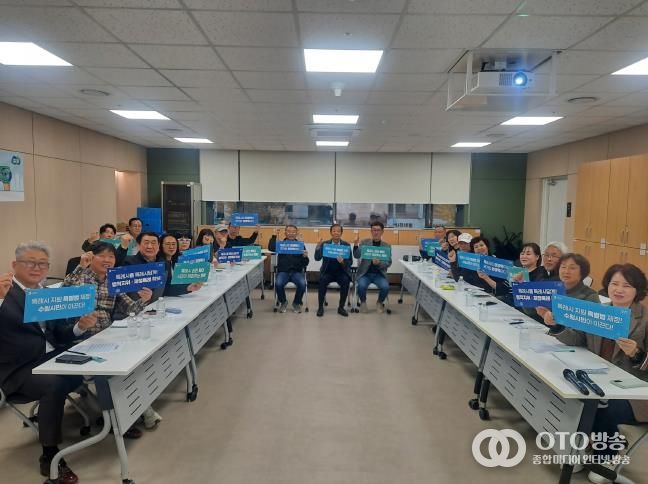 특례시 발전 수원시민 포럼이 ‘특례시 지원 특별법 제정 릴레이 캠페인’을 하고 있다.