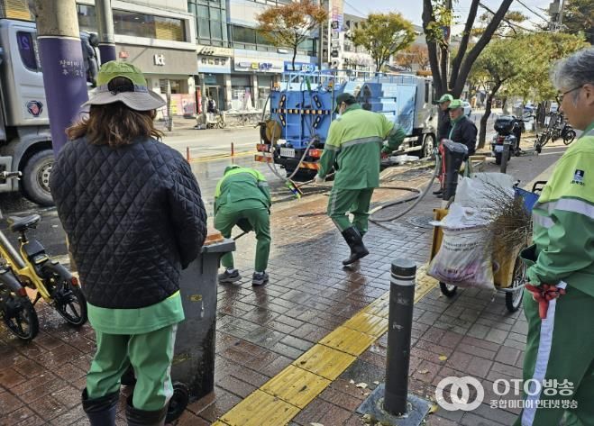 수원시 팔달구 우만2동, 아주대 일대 인도 물청소 실시