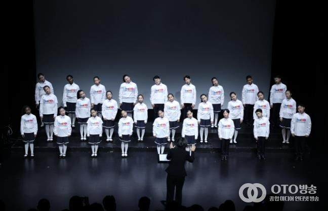 안산시 세계소년소녀합창단이 15일 소극장 보노마루에서 열린 ‘제15회 정기연주회’ 무대에서 합창을 하고 있다.