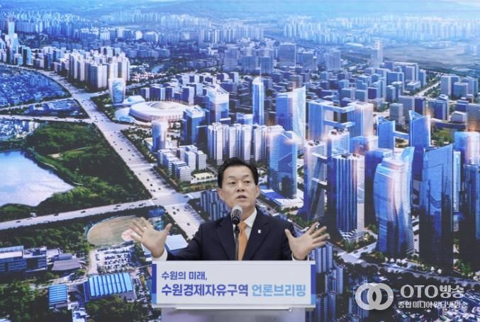 이재준 수원특례시장이 지난 6월 수원 경제자유구역 언론브리핑을 열고 지정을 위해 노력하겠다고 설명하고 있다.