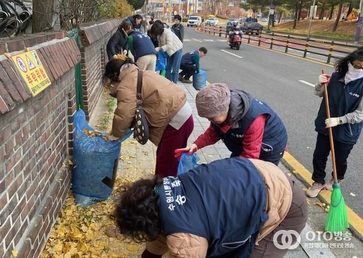 수원시 장안구 송죽동, 주민 안전과 환경 개선 위한 이면도로 낙엽 청소