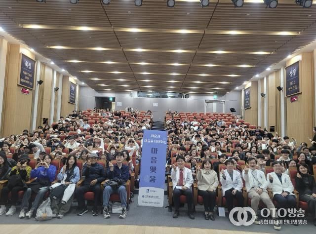 종결식 참석자들이 단체사진을 촬영하고 있다