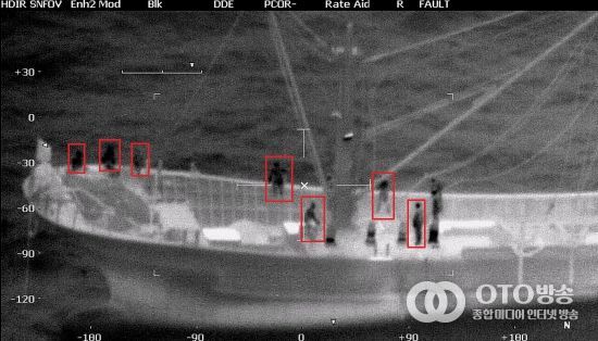 항공 채증영상에 AI를 적용하여 적재 물건, 선원 활동, 선박배치 형태를 분석하여 야간 의심 선박을 분석하는 모습(예시)
<p> </p>
<p>
