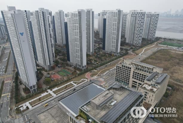 서울대 시흥캠퍼스(우측)와 아파트 사이 부지에 조성된 배곧 도시숲 전경