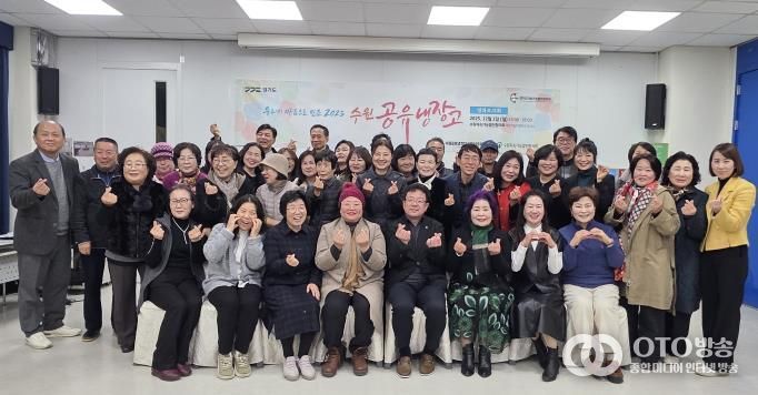 김현수 수원시 제1부시장(앞줄 오른쪽 4번째)과 성과보고회 참석자들이 함께하고 있다.