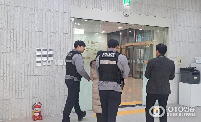 수원시가 ‘악성·반복 민원 대응 모의훈련’을 하고 있다.