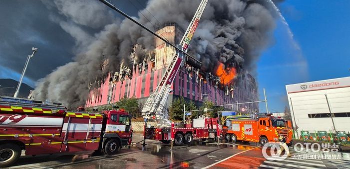 지난 11월 천안시 동남구 ‘이랜드패션 통합물류센터’에서 발생한 화재 사진
