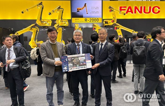 이민근 안산시장(왼쪽 첫번째)이 5일 ‘2025 도쿄 국제로봇 전시회(iREX 2025)’에 참석, 현지 로봇 기업 '화낙' 관계자들을 만나 ASV지구 홍보와 투자유치 활동을 펼치고 있다.