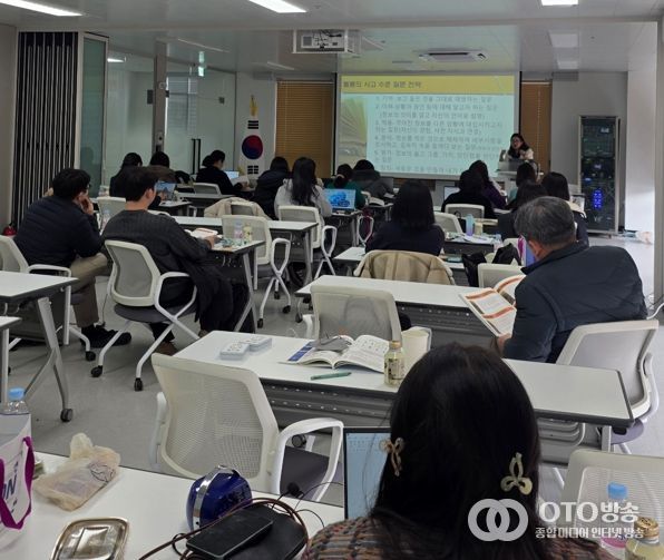 안산교육지원청, '2025 하이러닝 기반 질문·토론·성장이 있는 AI 교실' 직무연수 운영