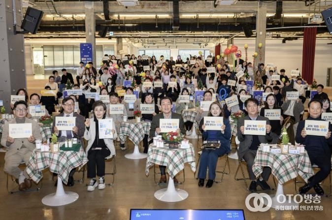 이재준 수원시장과 ‘2025 같이 가치, 협치 톡톡’ 참가자들과 함께하고 있다.