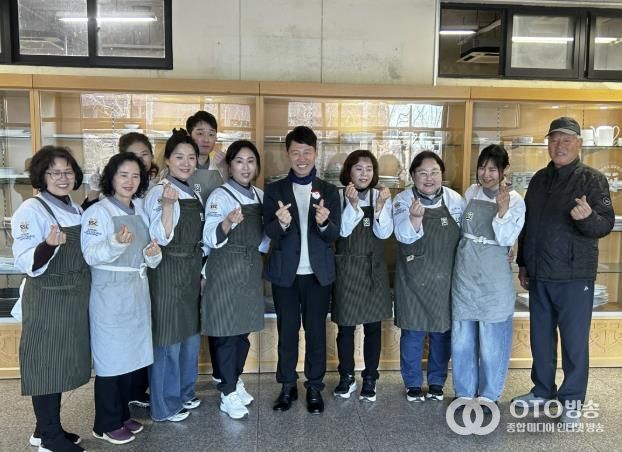 수원과학대학교 남방애동아리가 9일 저소득층을 위한 반찬나눔 봉사활동을 하고 기념 촬영을 하고 있다